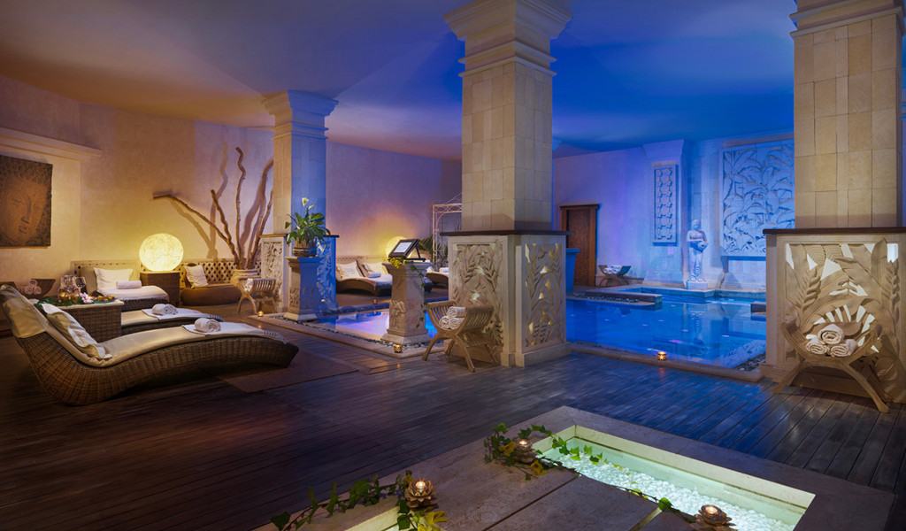 Indoor-Spa-Bereich mit Schwimmbad und Sonnenliege auf Teneriffa.