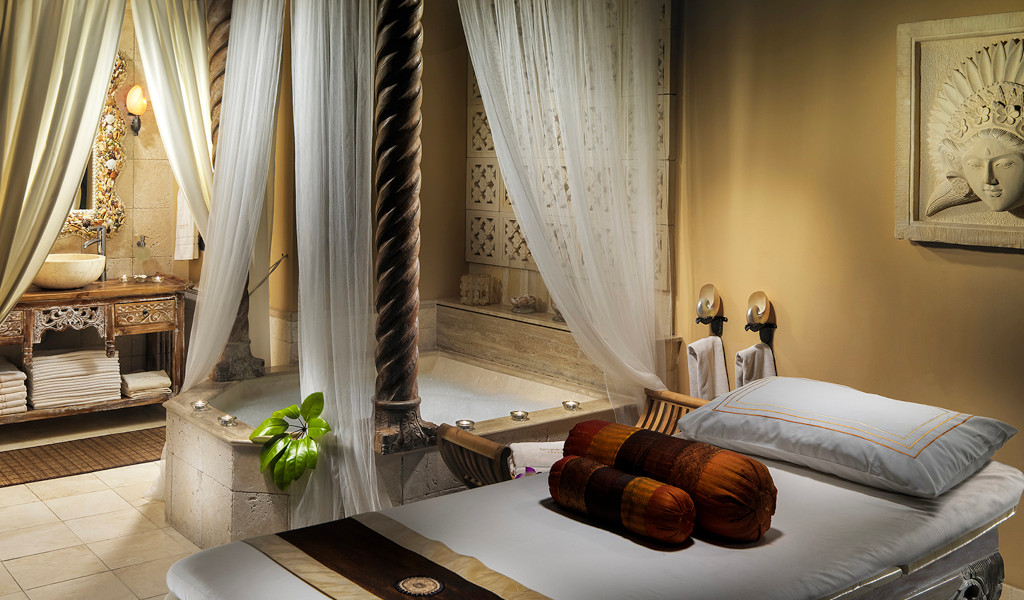 Spa-Raum mit Massagebett und Badewanne auf Teneriffa.