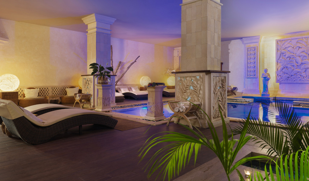 Spa mit Sonnenliege und Hallenbad auf Teneriffa.