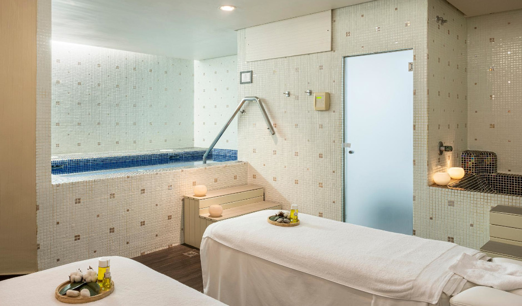 Spa-Behandlungsraum mit Pool und Tragen auf Teneriffa.