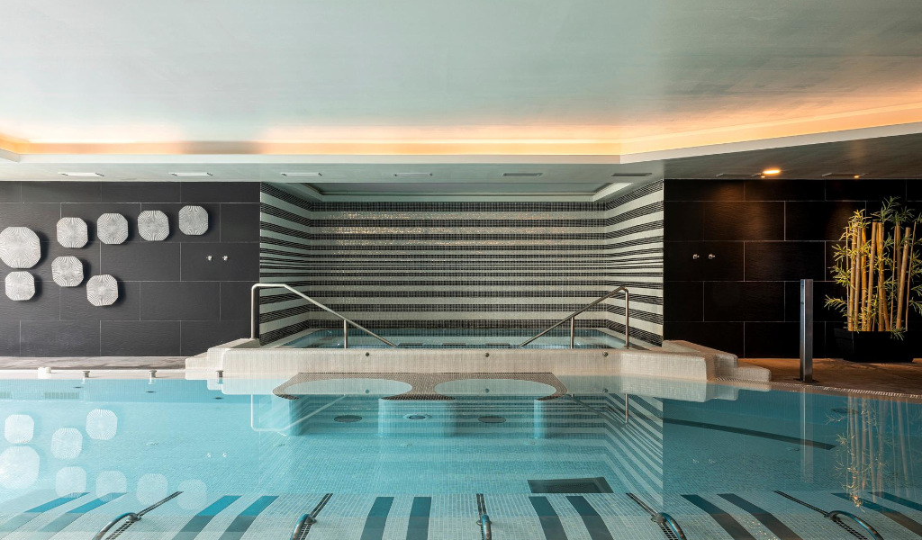 Hallenbad mit modernem Design und dekorativer Wand auf Teneriffa.
