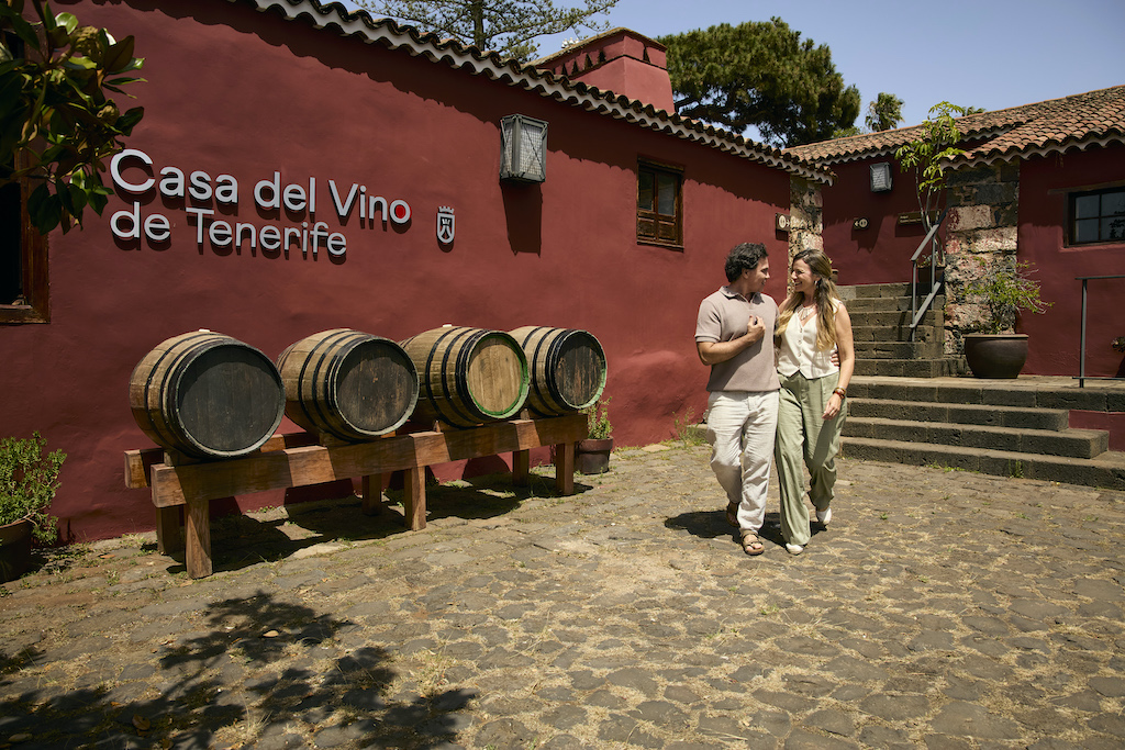 Ein Paar, das neben Fässern im Casa del Vino de Tenerife spaziert.