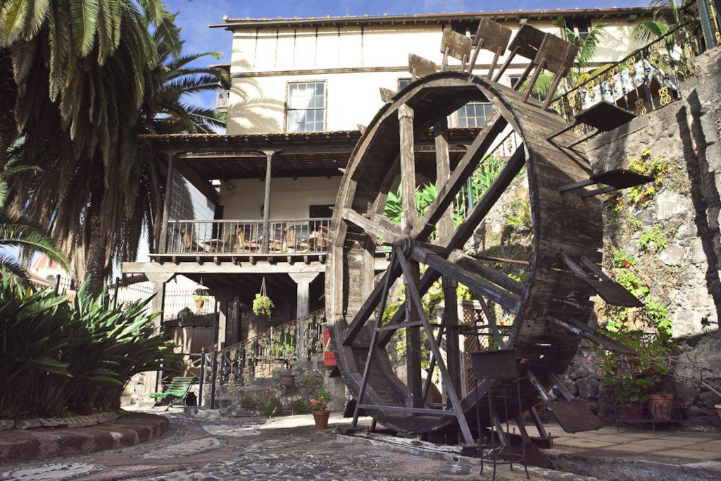 Alte Wassermühle in La Orotava, umgeben von Vegetation und klassischer Architektur.