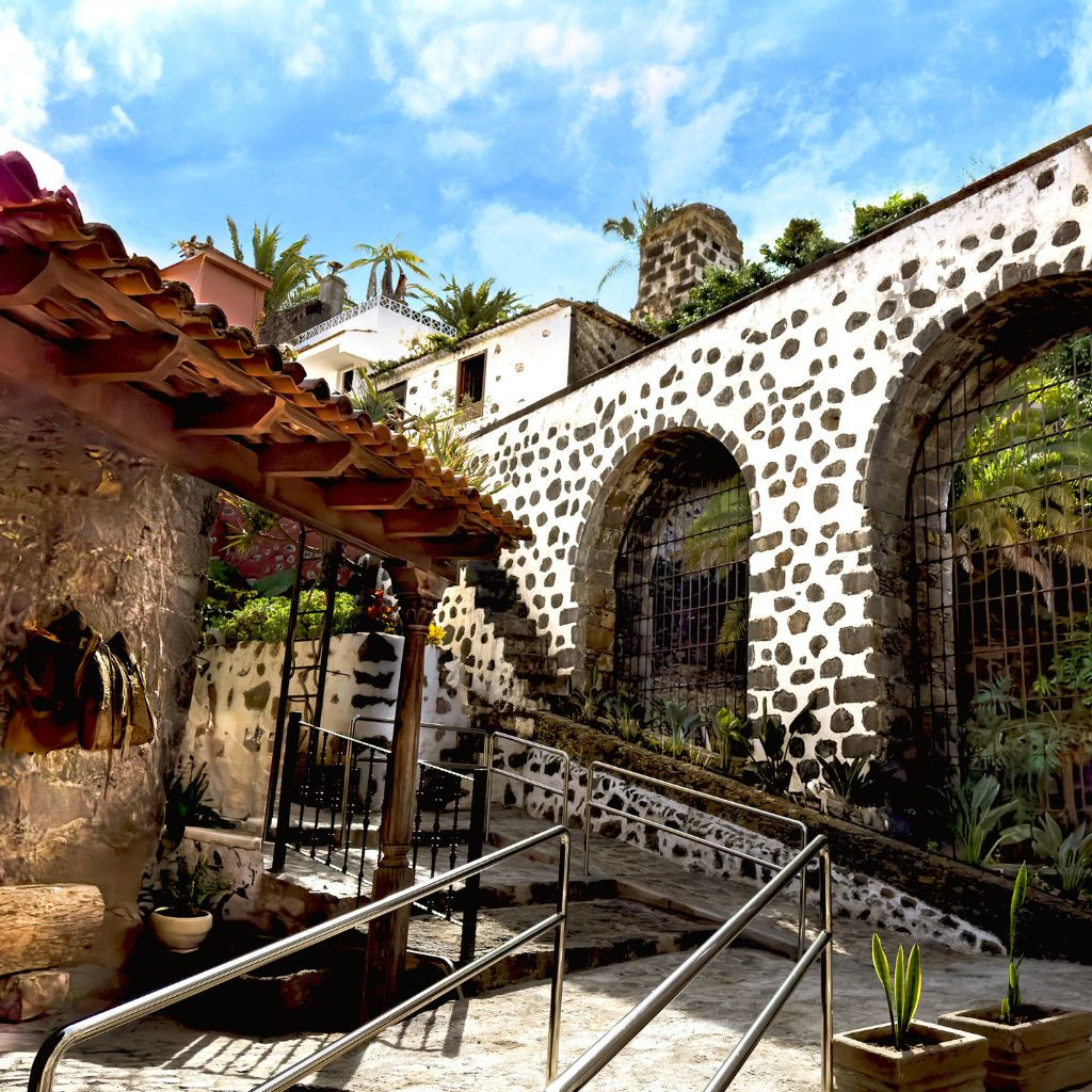Steinbogen im Garten der historischen Stätte La Orotava, Teneriffa.