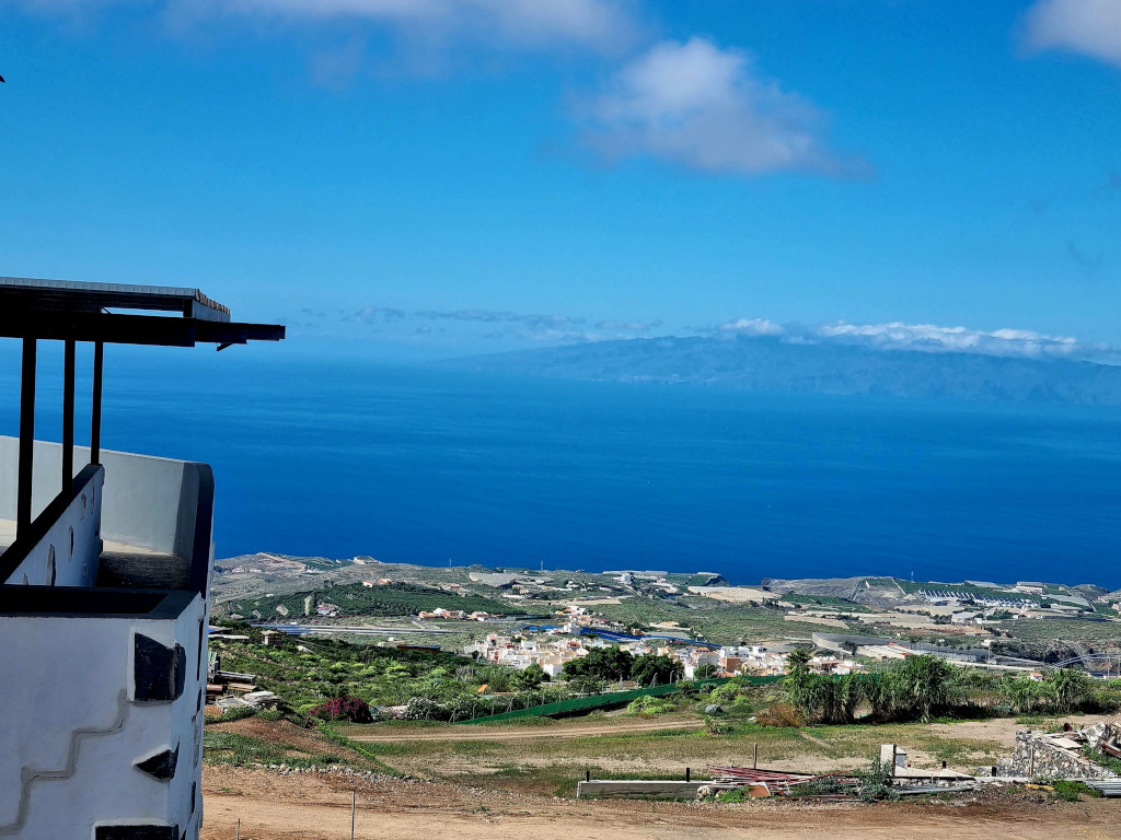 Küstenlandschaft mit Meerblick und Feldern auf Teneriffa.