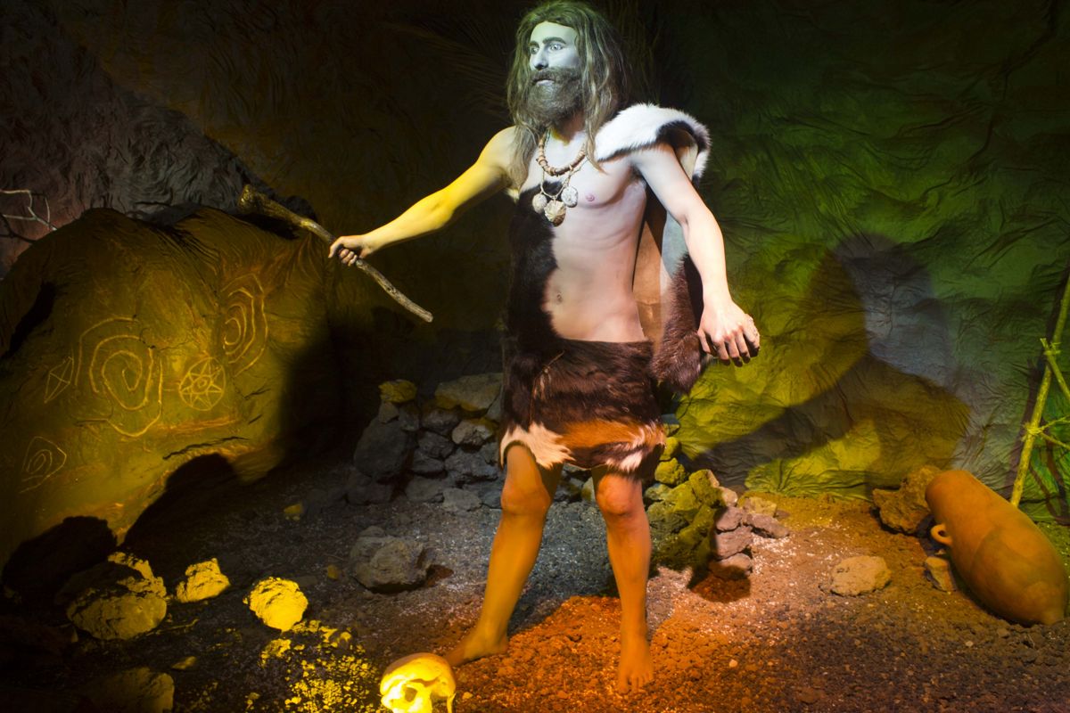Prähistorischer Mann in Pelzkleidung in einer Höhle auf Teneriffa.