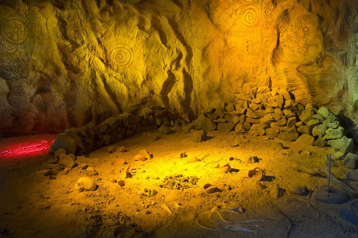 Prähistorische Höhle mit Felsgravuren und archäologischen Überresten auf Teneriffa.