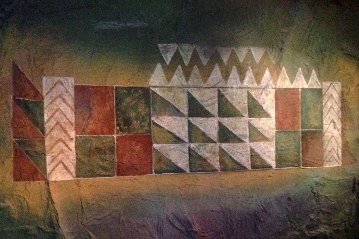 Geometrisches Design auf Wandmalereien mit Dreiecken und Quadraten auf Teneriffa.