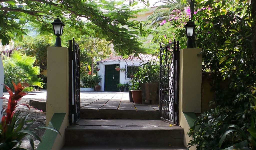 Eingangstür zu einem Pflanzengarten in einer Ecke von Teneriffa.
