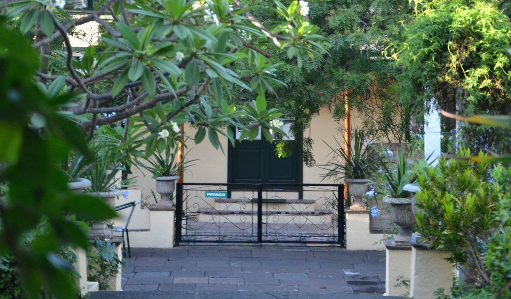 Garten mit schwarzer Tür und privatem Schild auf Teneriffa.