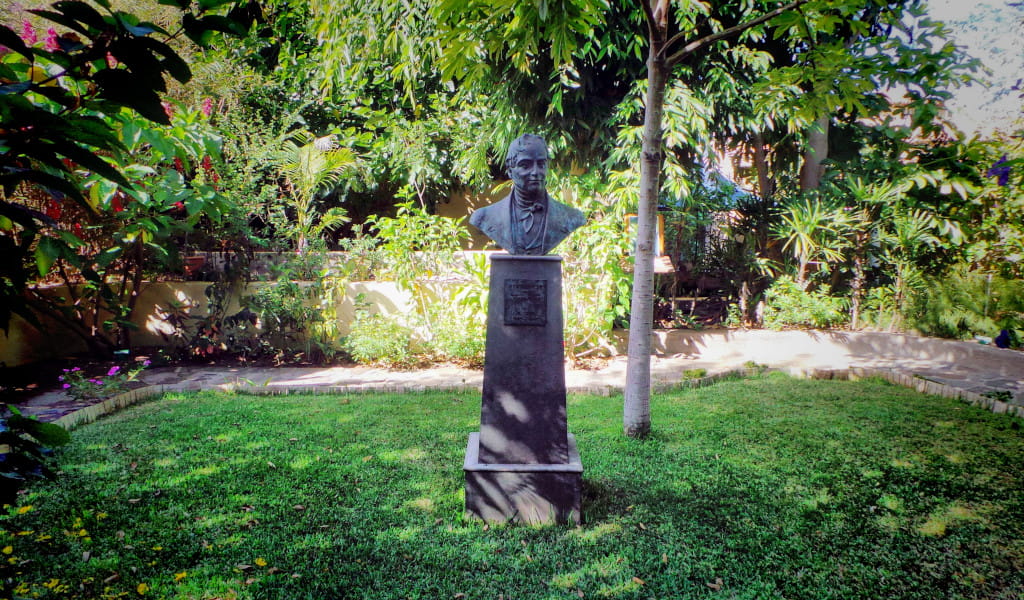 Büste in einem von Grün umgebenen Garten auf Teneriffa.