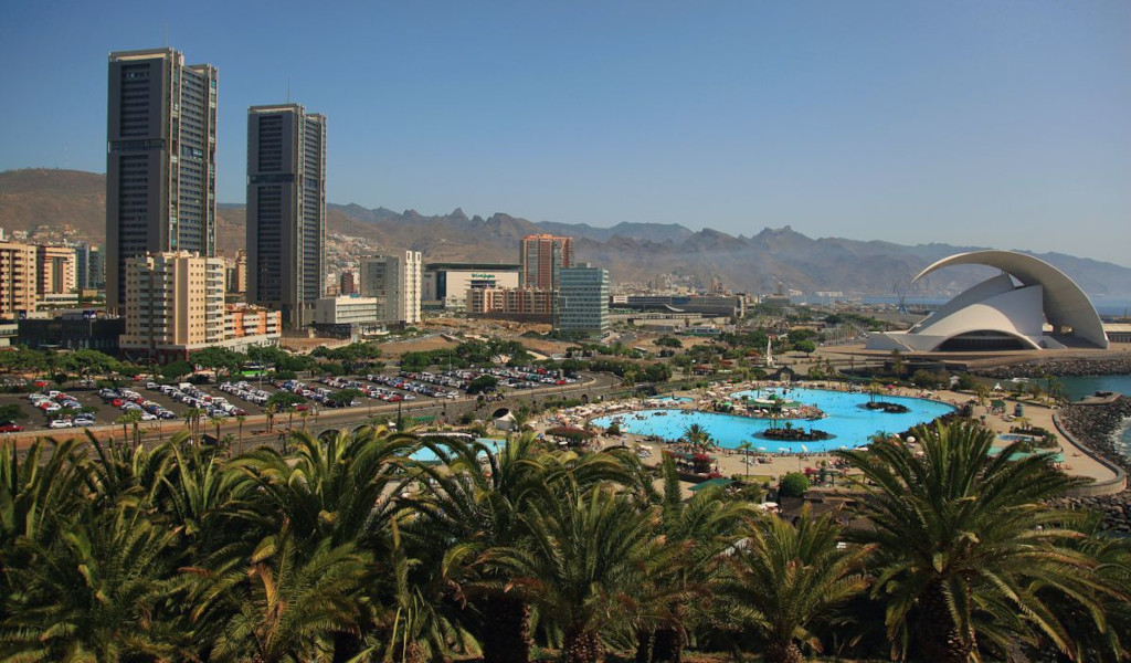 Panoramablick auf Santa Cruz de Tenerife mit modernen Gebäuden und dem Auditorio de Tenerife.