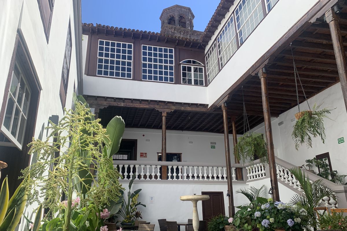 Innenhof mit Pflanzen und Treppen im historischen Gebäude von Teneriffa.