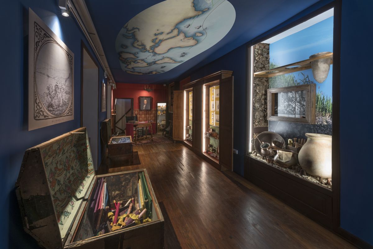 Ausstellung antiker Objekte und Karten in einem Museumsraum auf Teneriffa.