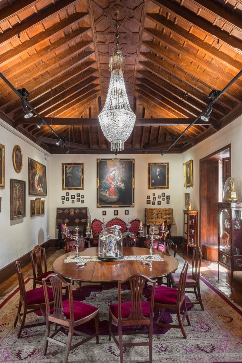 Speisesaal mit Kronleuchtern, rundem Tisch und Holzdecke auf Teneriffa.