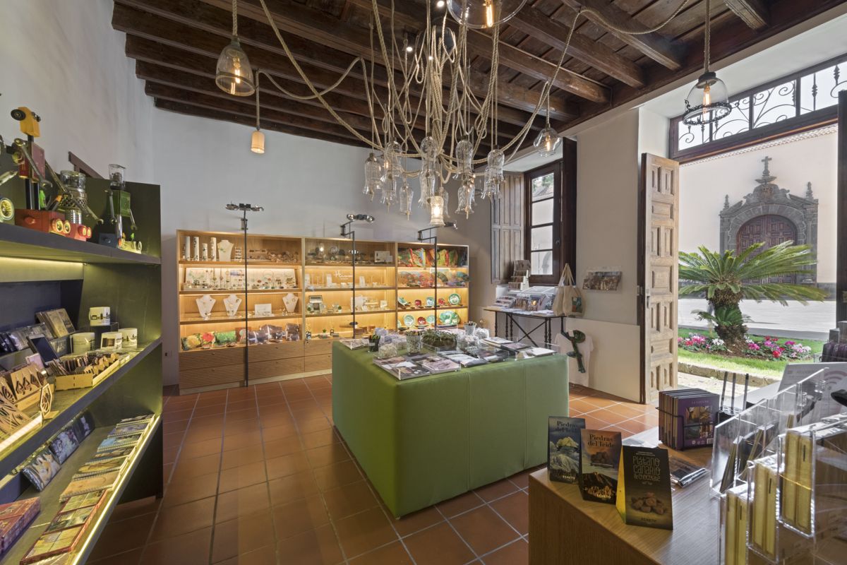 Geschenkeladen mit Produkten und Büchern in La Orotava, Teneriffa.