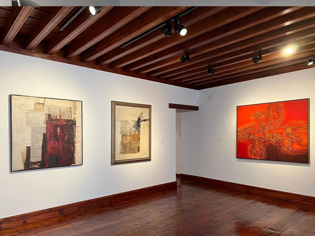 Moderne Kunst in einer Galerie auf Teneriffa.