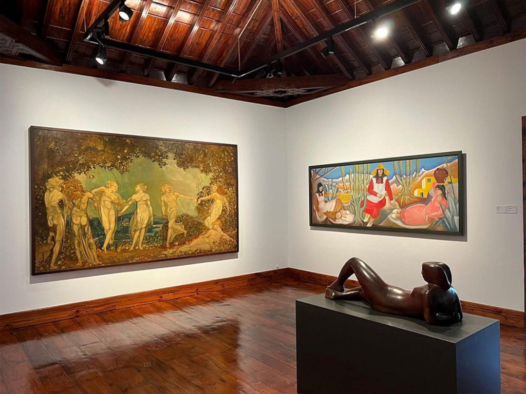 Gemälde und Skulpturen in einer Galerie auf Teneriffa.
