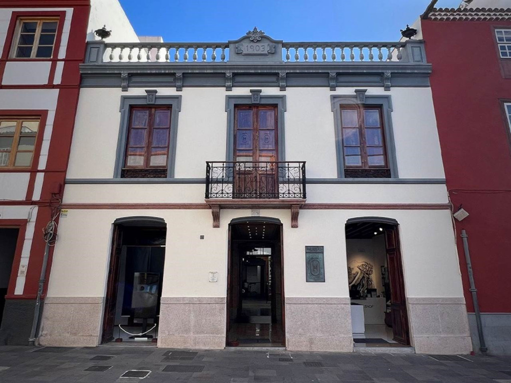 Historisches Gebäude mit Balkon und Baujahr 1903 an der Fassade auf Teneriffa.