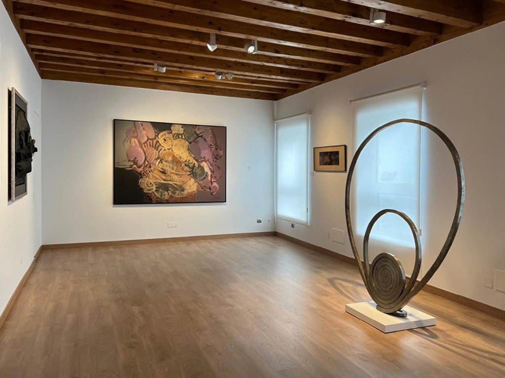 Kunstgalerie auf Teneriffa mit modernen Skulpturen und Gemälden.