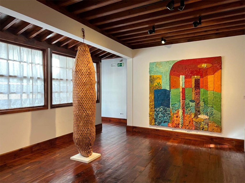 Holzskulptur und abstrakte Malerei im Kunstraum auf Teneriffa.