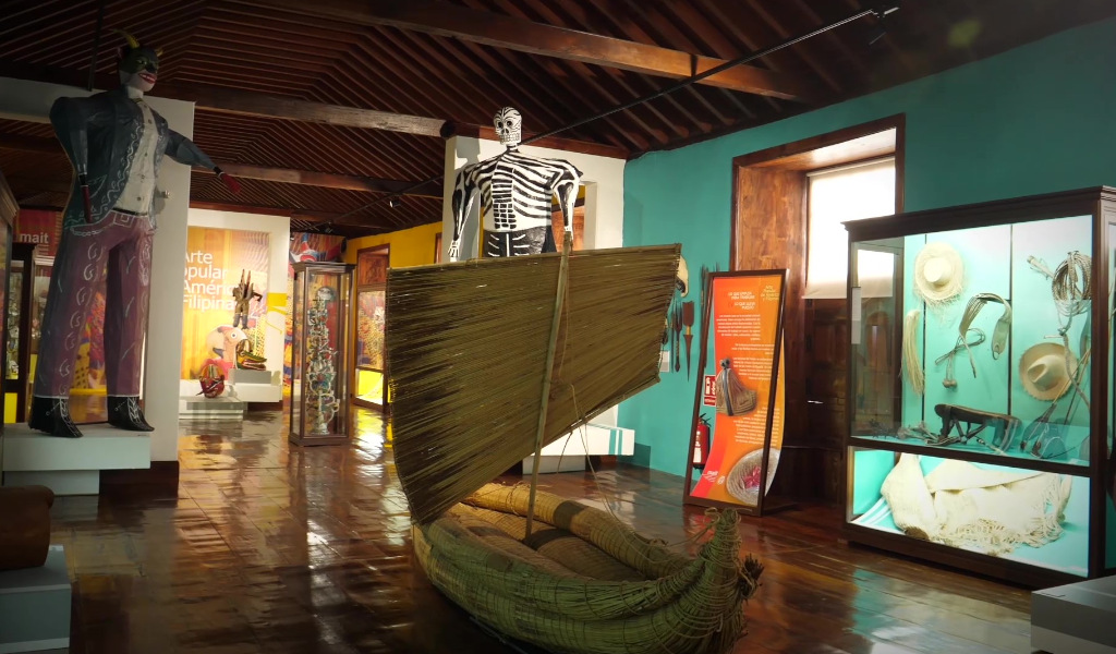 Ausstellung amerikanischer und philippinischer Volkskunst in einem Museum auf Teneriffa.