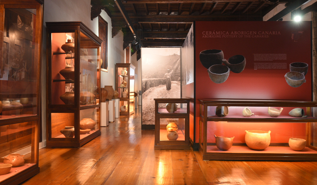 Ausstellung kanarischer indigener Keramik in einem Museum auf Teneriffa.