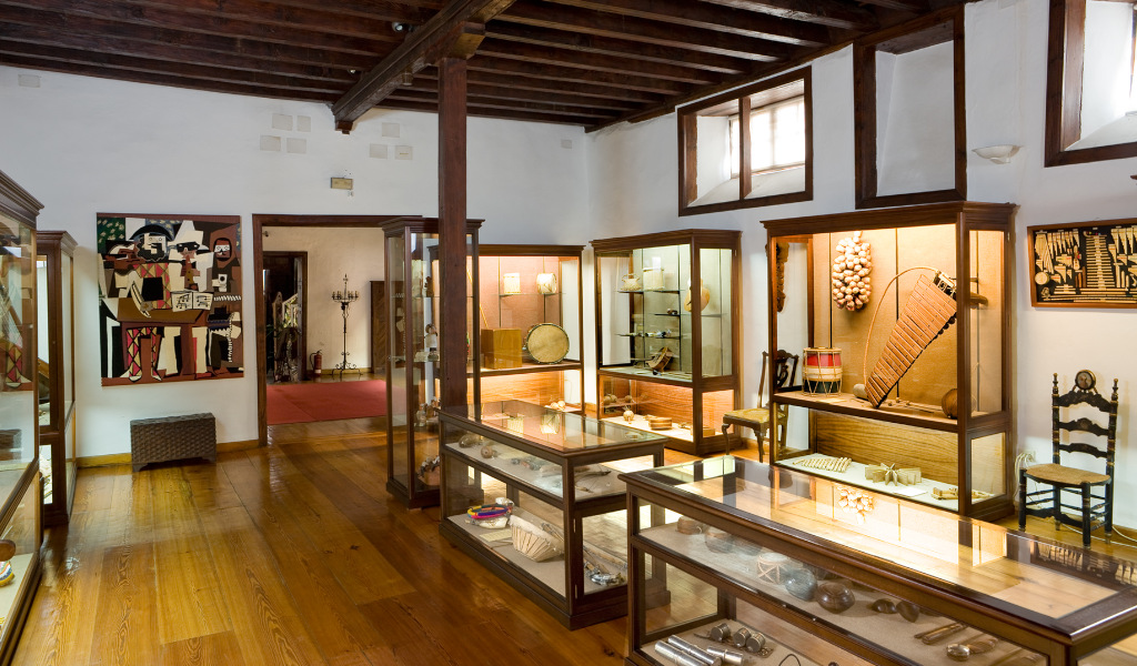 Ausstellung antiker Musikinstrumente im Museum von Teneriffa.