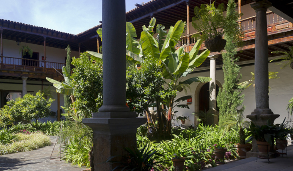 Innenhof mit Pflanzen und Säulen in einem traditionellen Haus auf Teneriffa.
