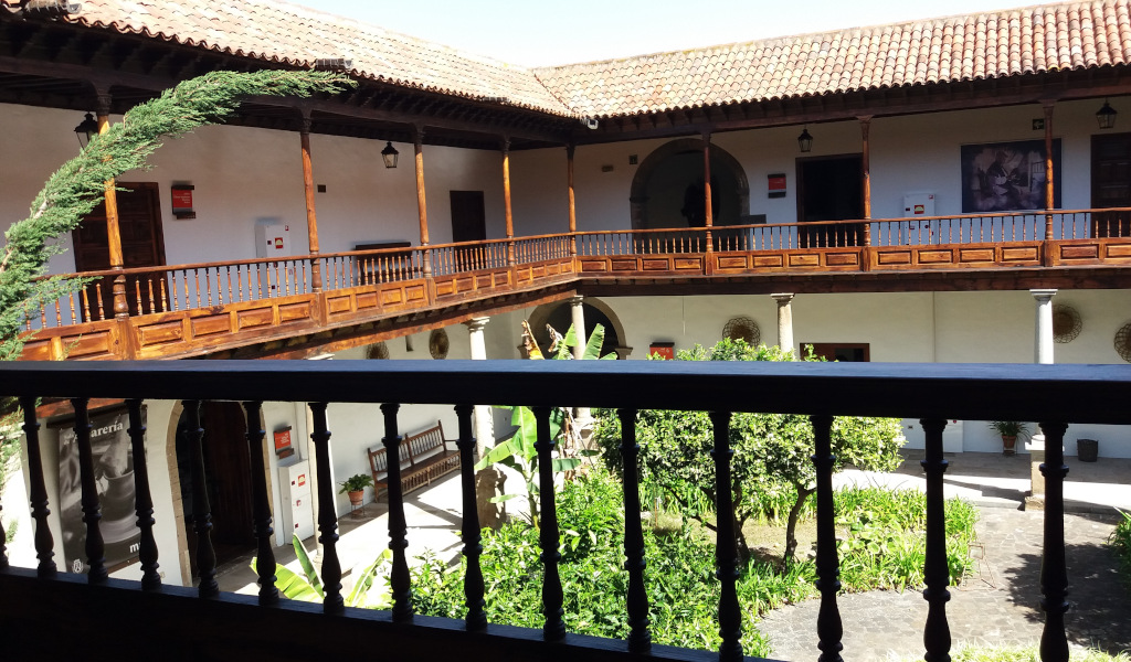 Innenhof mit Garten und Holzbalkonen in La Laguna, Teneriffa.