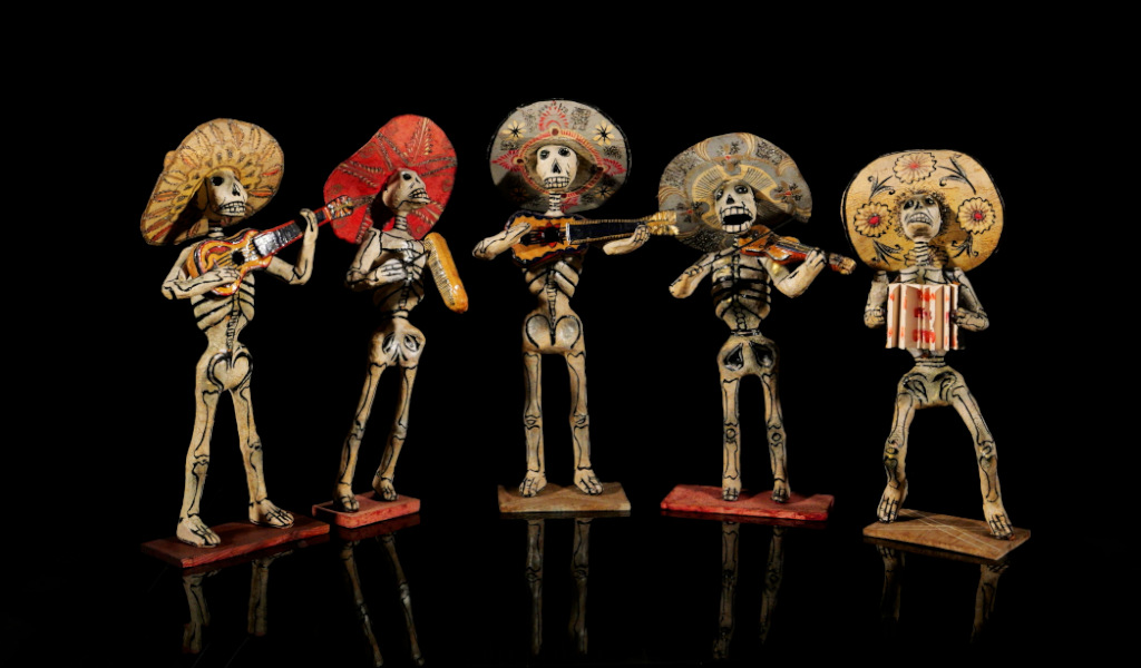 Mariachi von Skeletten mit Instrumenten und Hüten.