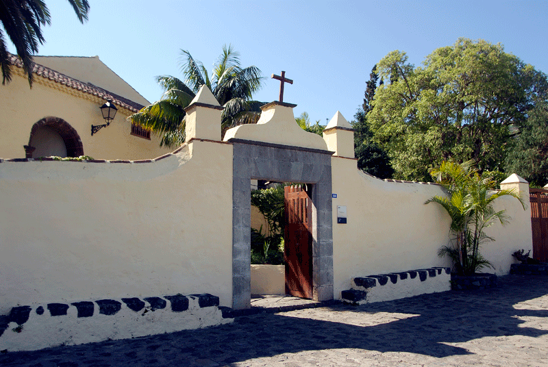 Eingang zur Kirche mit Querschiff und Gärten in der Gemeinde La Orotava, Teneriffa.
