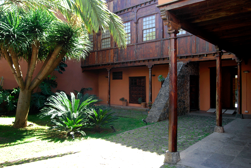 Innenhof mit Garten und Holzsäulen in La Orotava, Tenerfiska.