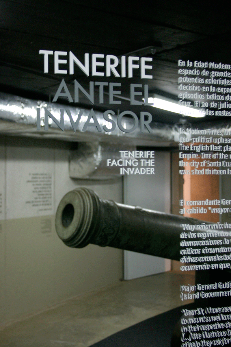 Teneriffa vor dem Invasor, Text auf dem Hintergrund einer Kanone ausgestellt.