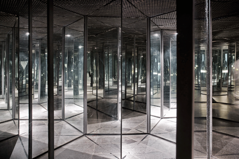 Spiegelkorridor, der mehrere Spiegelbilder in einem Labyrinth erzeugt.