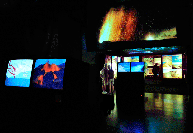 Interaktive Ausstellung im Wissenschaftsmuseum von Teneriffa mit beleuchteten Bildschirmen.