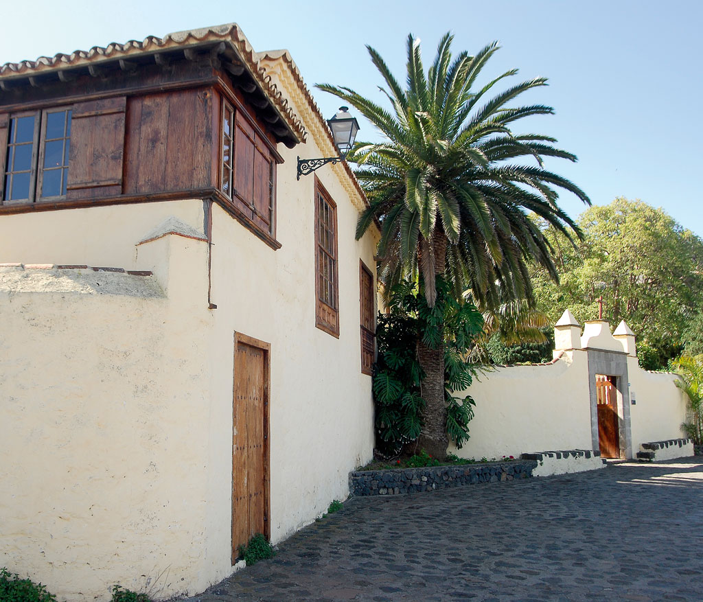 Traditionelles kanarisches Haus mit Palme auf Teneriffa.