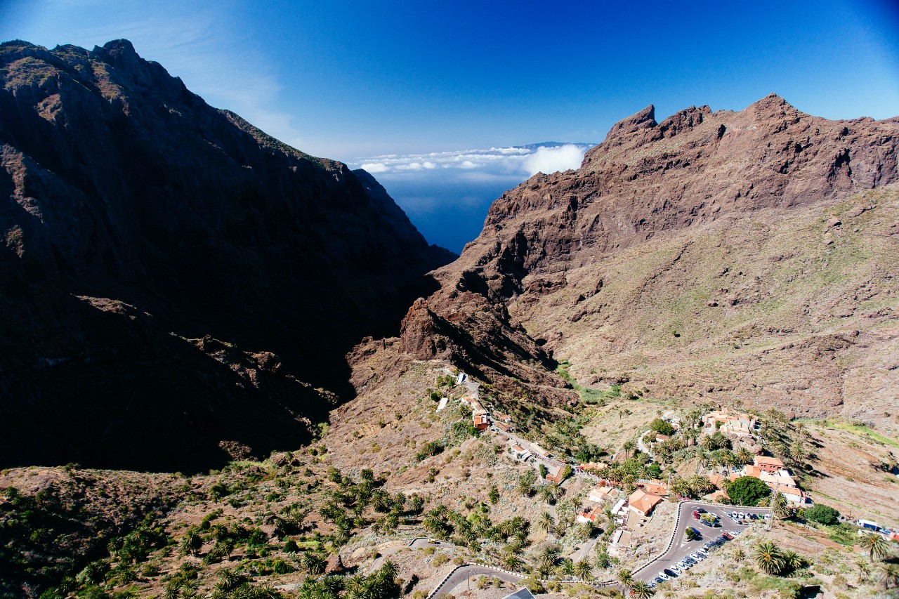 Berge und Häuser in der Masca-Schlucht auf Teneriffa.