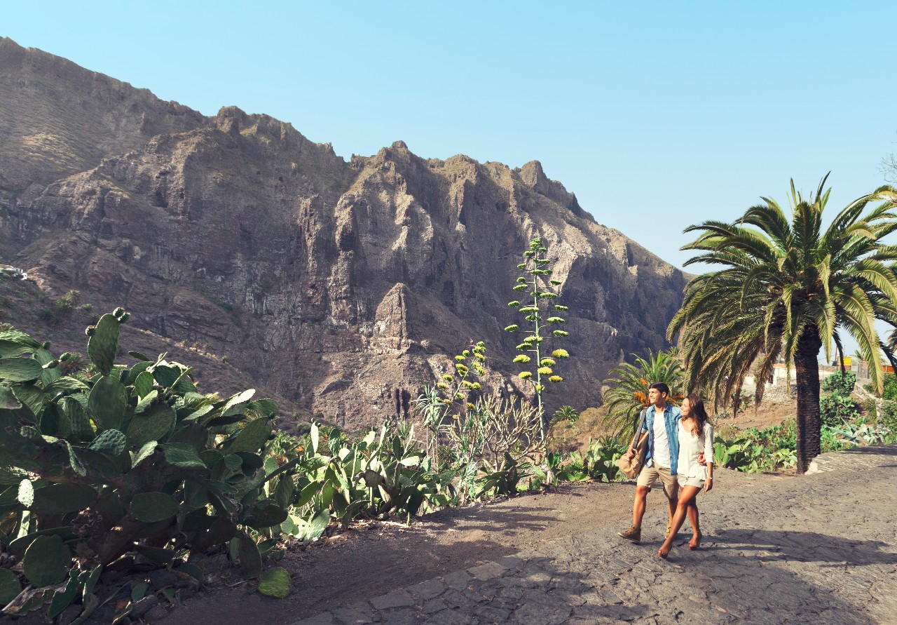 Wandern auf einem Weg in der bergigen Landschaft von Masca, Teneriffa.