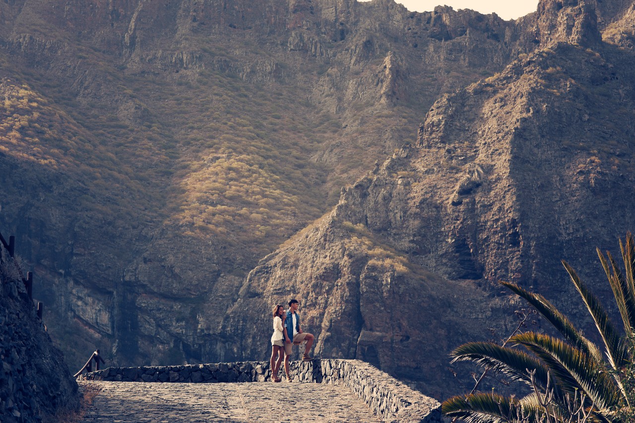 Ein paar Leute am Aussichtspunkt der Riesen auf Teneriffa.