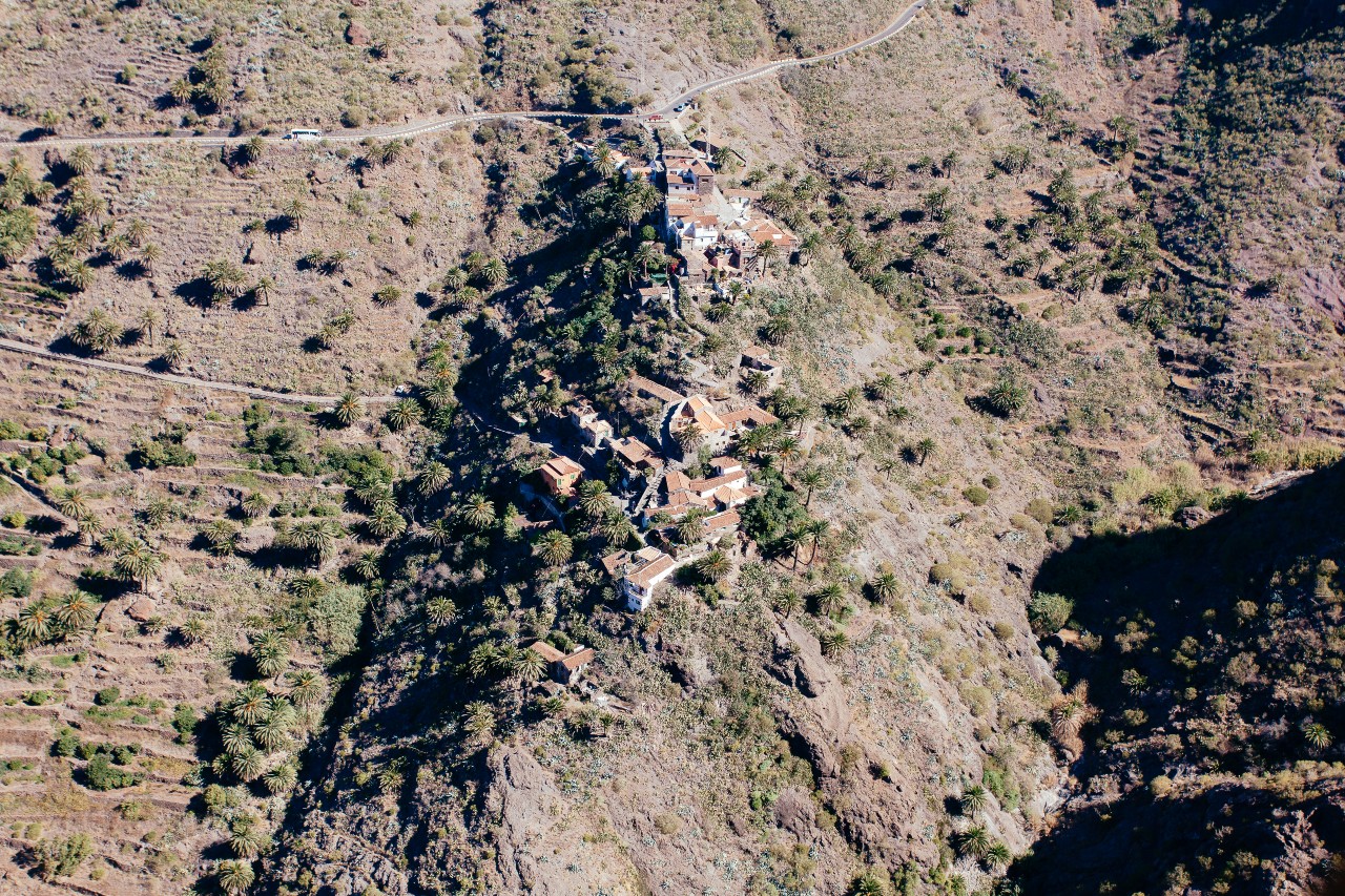 Luftaufnahme von Taganana auf Teneriffa, umgeben von Bergen und verstreuter Vegetation.