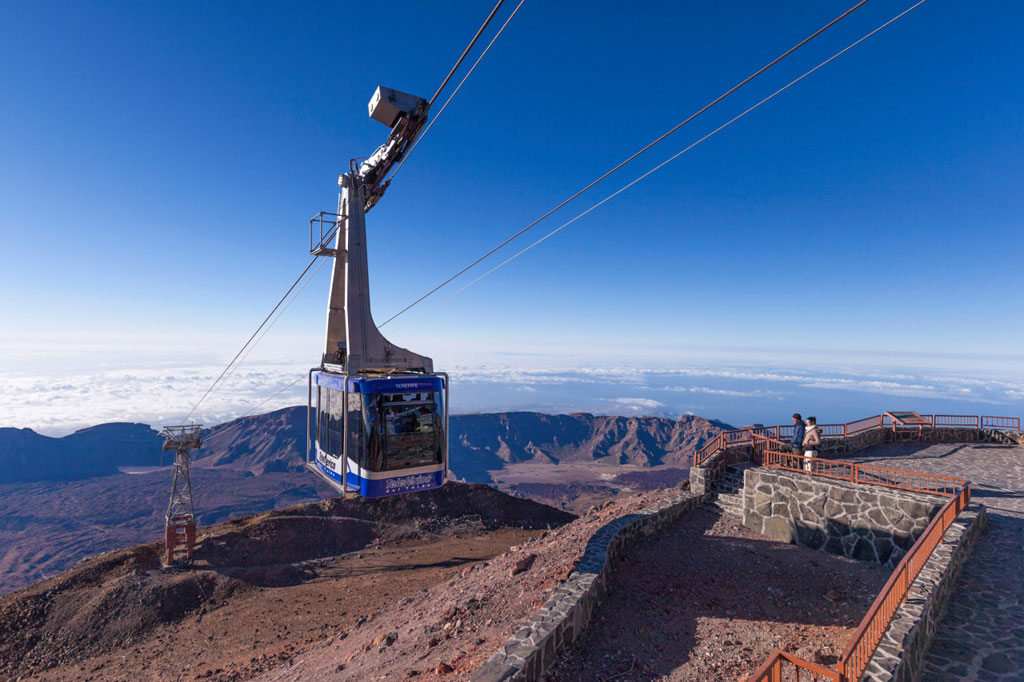 Seilbahn über die vulkanische Landschaft von El Teide, Teneriffa, mit einem nahegelegenen Aussichtspunkt.