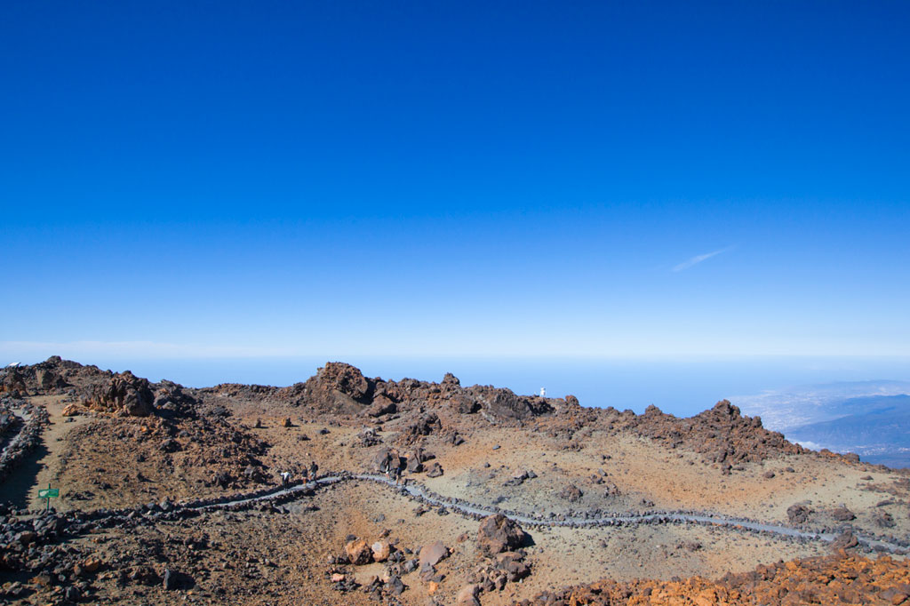 Vulkanische Landschaft im Nationalpark Teide, Teneriffa, mit klarem Himmel.