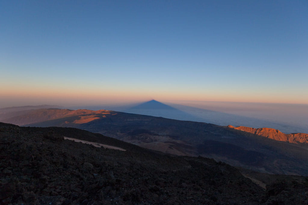 Schatten des Pico del Teide bei Tagesanbruch auf Teneriffa.
