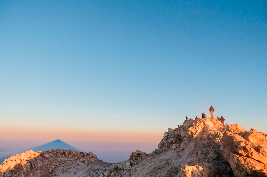 Menschen auf dem Gipfel des Montes Teide im Morgengrauen, Teneriffa.