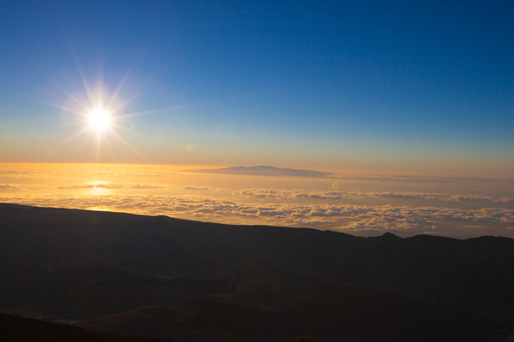 Sonnenuntergang über Wolken auf Teneriffa vom Teideberg.