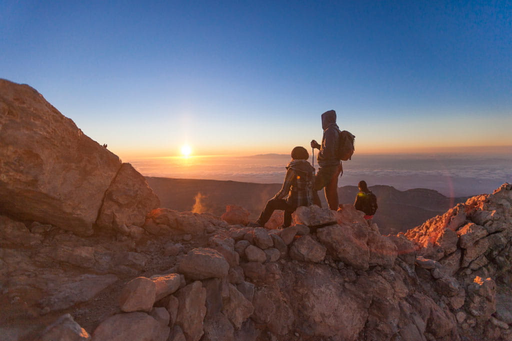 Menschen, die den Sonnenaufgang auf dem Teideberg, Teneriffa, beobachten.