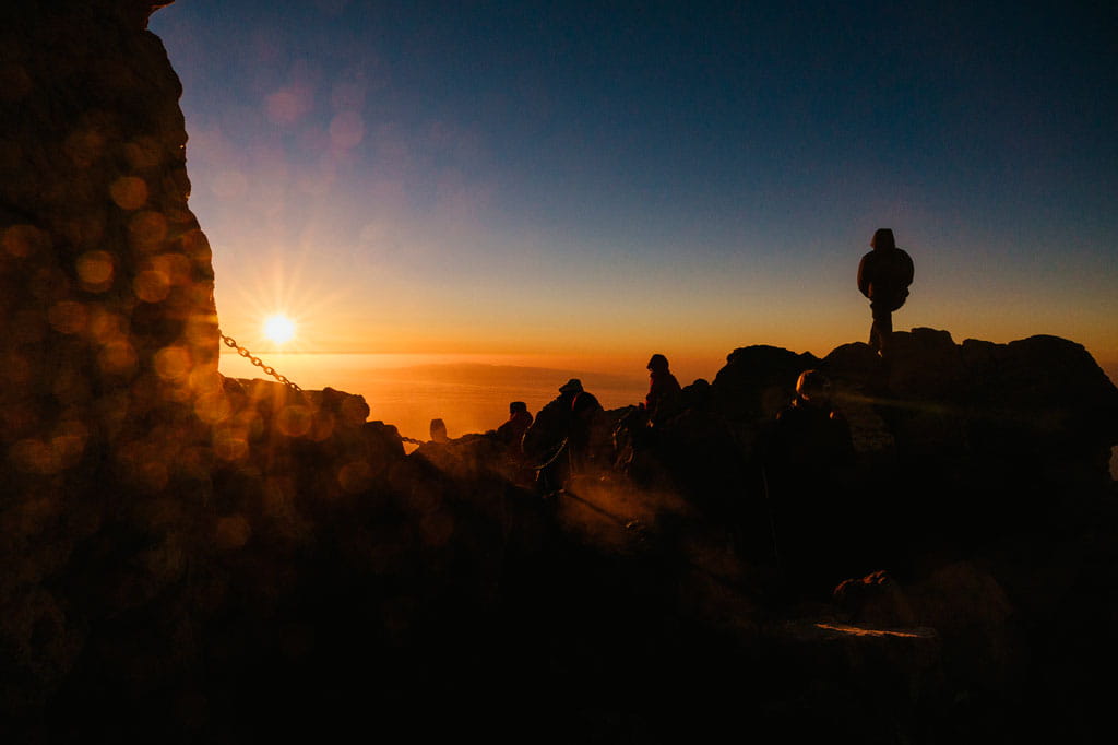 Menschen, die den Sonnenaufgang auf dem Teideberg, Teneriffa, beobachten.