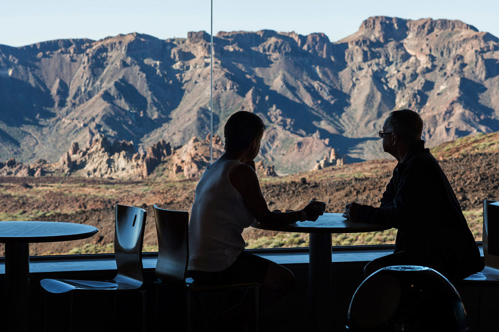 Menschen unterhalten sich vor den Bergen im Nationalpark Teide auf Teneriffa.