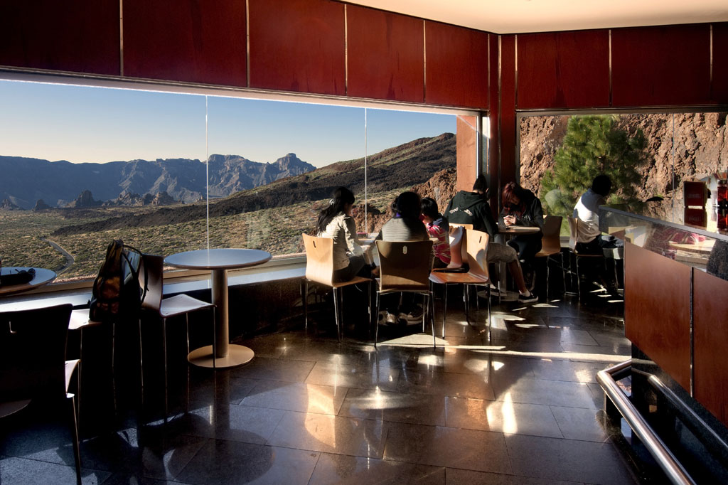 Blick auf den Teide von einem Café auf Teneriffa, mit Menschen, die am Fenster sitzen.